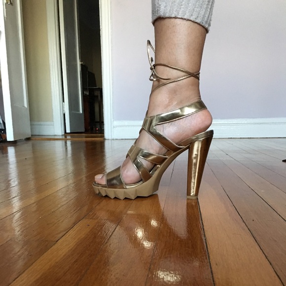 Sexy Gold Tie Up Heel - Picture 4 of 6